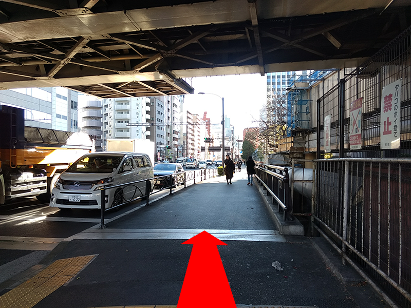 高架下を直進