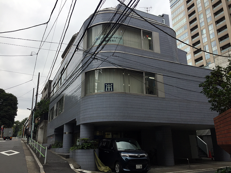 ブルーグレーのビル