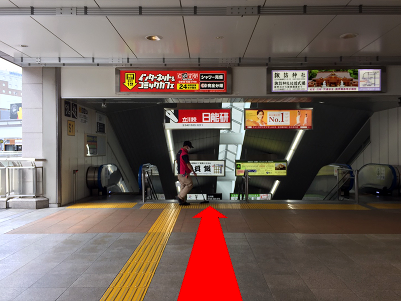 直進し階段・エスカレータへ