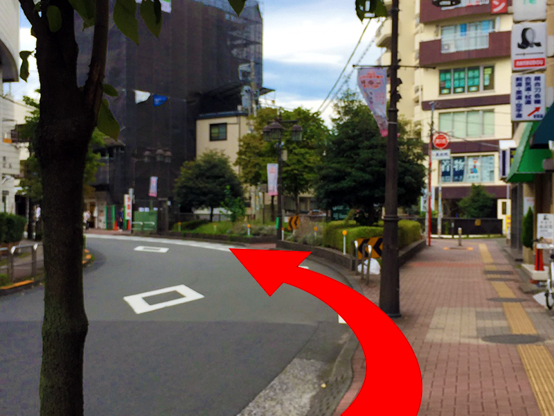 カーブに沿って左折