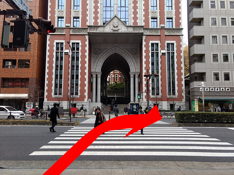 「慶応大学三田キャンパス東門」